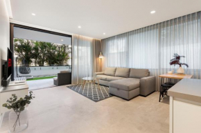 Modern 1BR Abode with Courtyard Steps to the Beach, Sydney